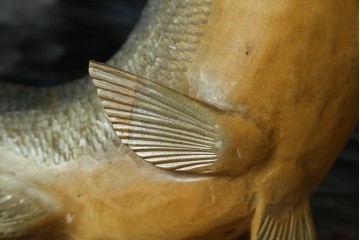 特大サイズ　高さ1m23cm　細部にまで彫り込まれた臨場感あふれる木彫りの熊　(R-077723)