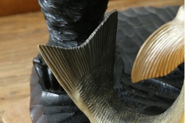 特大サイズ　高さ1m23cm　細部にまで彫り込まれた臨場感あふれる木彫りの熊　(R-077723)