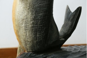 特大サイズ　高さ1m23cm　細部にまで彫り込まれた臨場感あふれる木彫りの熊　(R-077723)