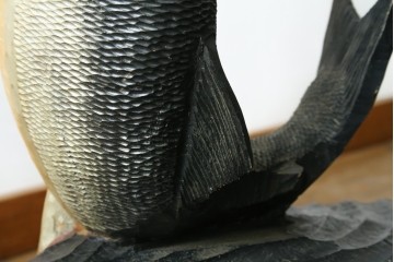 特大サイズ　高さ1m23cm　細部にまで彫り込まれた臨場感あふれる木彫りの熊　(R-077723)