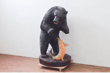 特大サイズ　高さ71cm　細部にまで彫り込まれた臨場感あふれる木彫りの熊(立像、置物、置き物、ディスプレイ、クマ、くま、鮭)(R-077723)