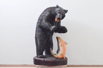 特大サイズ　高さ71cm　細部にまで彫り込まれた臨場感あふれる木彫りの熊(立像、置物、置き物、ディスプレイ、クマ、くま、鮭)(R-077723)
