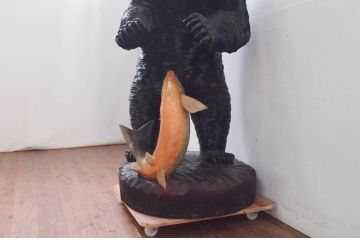 特大サイズ　高さ71cm　細部にまで彫り込まれた臨場感あふれる木彫りの熊(立像、置物、置き物、ディスプレイ、クマ、くま、鮭)(R-077723)