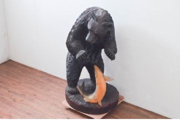 特大サイズ　高さ71cm　細部にまで彫り込まれた臨場感あふれる木彫りの熊(立像、置物、置き物、ディスプレイ、クマ、くま、鮭)(R-077723)