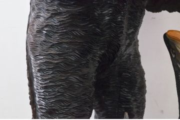 特大サイズ　高さ71cm　細部にまで彫り込まれた臨場感あふれる木彫りの熊(立像、置物、置き物、ディスプレイ、クマ、くま、鮭)(R-077723)
