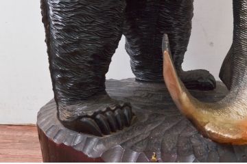 特大サイズ　高さ71cm　細部にまで彫り込まれた臨場感あふれる木彫りの熊(立像、置物、置き物、ディスプレイ、クマ、くま、鮭)(R-077723)