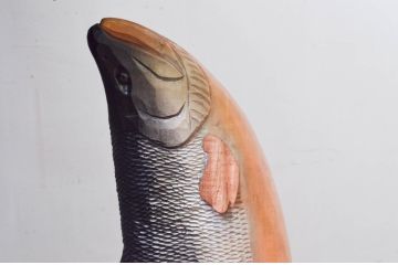 特大サイズ　高さ71cm　細部にまで彫り込まれた臨場感あふれる木彫りの熊(立像、置物、置き物、ディスプレイ、クマ、くま、鮭)(R-077723)