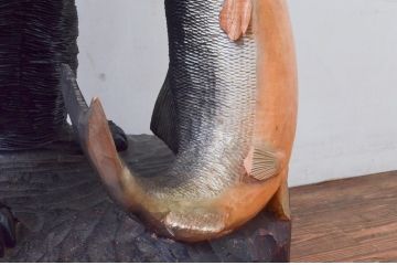 特大サイズ　高さ71cm　細部にまで彫り込まれた臨場感あふれる木彫りの熊(立像、置物、置き物、ディスプレイ、クマ、くま、鮭)(R-077723)
