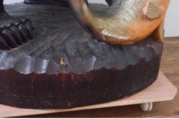特大サイズ　高さ71cm　細部にまで彫り込まれた臨場感あふれる木彫りの熊(立像、置物、置き物、ディスプレイ、クマ、くま、鮭)(R-077723)