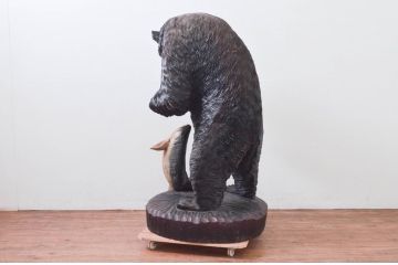 特大サイズ　高さ71cm　細部にまで彫り込まれた臨場感あふれる木彫りの熊(立像、置物、置き物、ディスプレイ、クマ、くま、鮭)(R-077723)