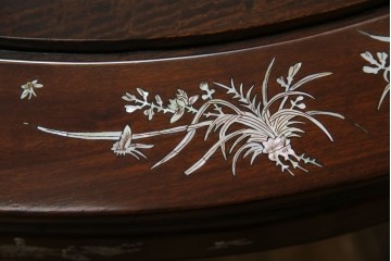 和製ビンテージ　高級品!!　花梨(カリン)材　象嵌入り　華やかな螺鈿(ラデン)細工が美しいエクステンションテーブル　(R-077727)