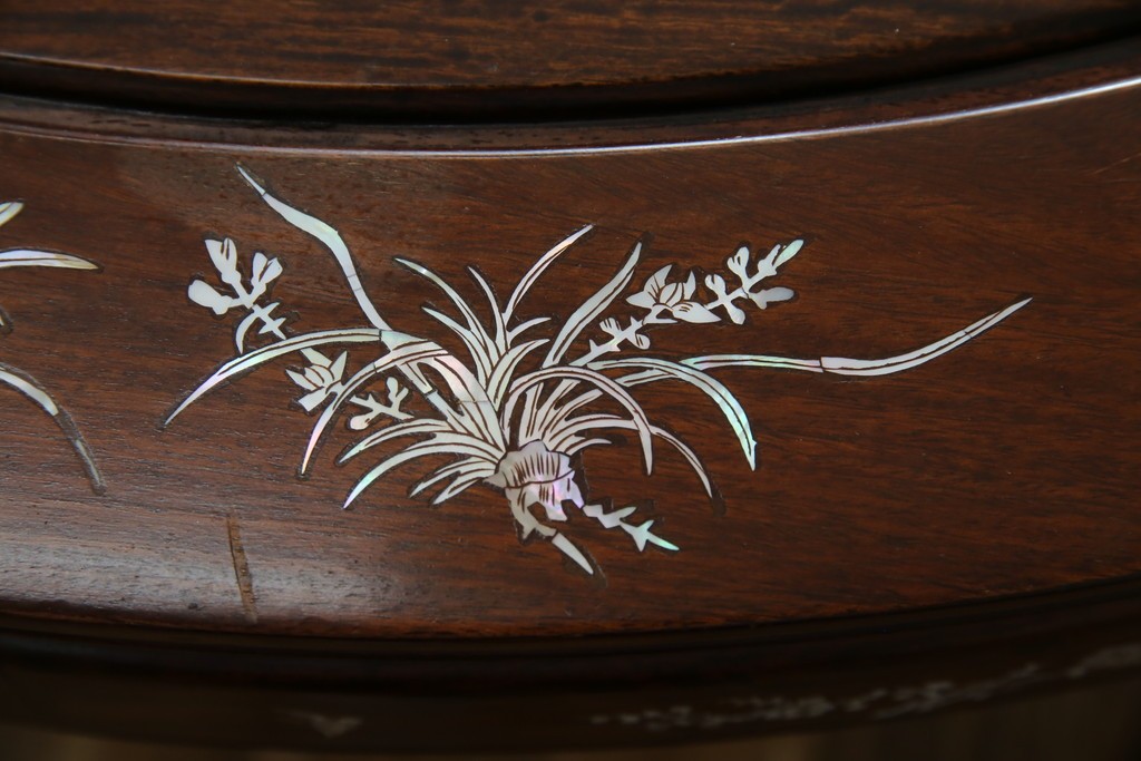 和製ビンテージ　高級品!!　花梨(カリン)材　象嵌入り　華やかな螺鈿(ラデン)細工が美しいエクステンションテーブル　(R-077727)