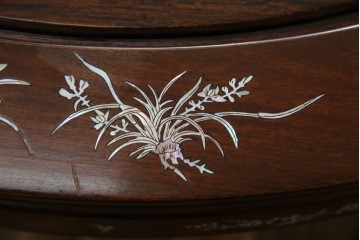 和製ビンテージ　高級品!!　花梨(カリン)材　象嵌入り　華やかな螺鈿(ラデン)細工が美しいエクステンションテーブル　(R-077727)