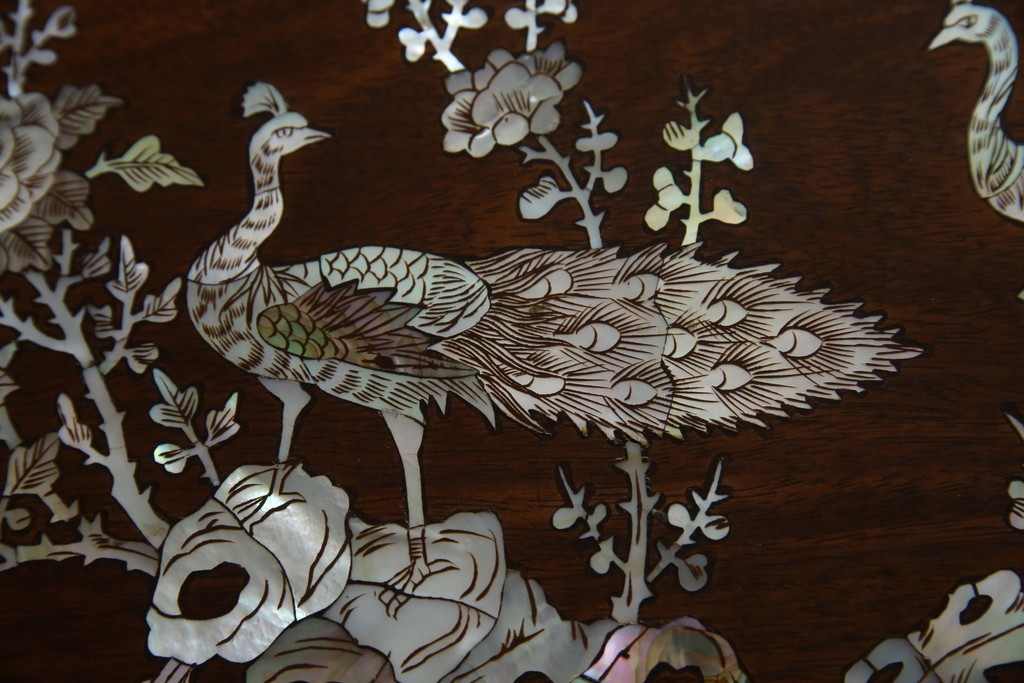 和製ビンテージ　高級品!!　花梨(カリン)材　象嵌入り　華やかな螺鈿(ラデン)細工が美しいエクステンションテーブル　(R-077727)