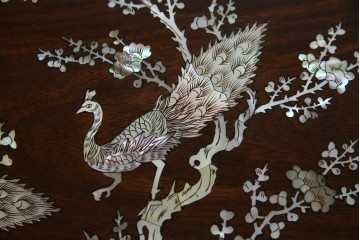 和製ビンテージ　高級品!!　花梨(カリン)材　象嵌入り　華やかな螺鈿(ラデン)細工が美しいエクステンションテーブル　(R-077727)