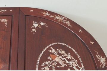 和製ビンテージ　高級品!!　花梨(カリン)材　象嵌入り　華やかな螺鈿(ラデン)細工が美しいエクステンションテーブル(ダイニングテーブル、食卓、ラウンドテーブル、丸テーブル、4人掛け、6人掛け、ヴィンテージ)(R-077727)