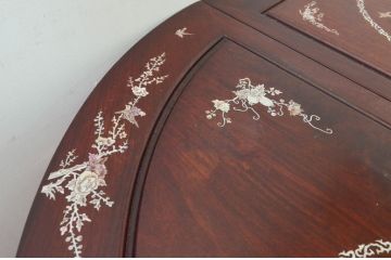 和製ビンテージ　高級品!!　花梨(カリン)材　象嵌入り　華やかな螺鈿(ラデン)細工が美しいエクステンションテーブル(ダイニングテーブル、食卓、ラウンドテーブル、丸テーブル、4人掛け、6人掛け、ヴィンテージ)(R-077727)