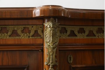 中古　六本木アピス(APIS)取り扱い　イタリア最高級家具　MARCONI ARTE(マルコーニ アルテ)　真鍮飾りが美しい象嵌入りサイドボード(サイドキャビネット、収納棚、戸棚)(定価約200万円)(R-077729)