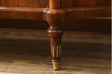 中古　六本木アピス(APIS)取り扱い　イタリア最高級家具　MARCONI ARTE(マルコーニ アルテ)　真鍮飾りが美しい象嵌入りサイドボード(サイドキャビネット、収納棚、戸棚)(定価約200万円)(R-077729)