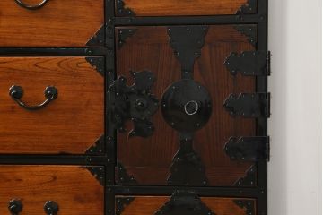 和製アンティーク　美品!!　専門店にてリペア済み品　本漆塗り　前面欅(ケヤキ)材　上品な佇まいで和の空間を引き立てる仙台箪笥(収納たんす、整理タンス、時代箪笥、引き出し、チェスト)(R-077731)