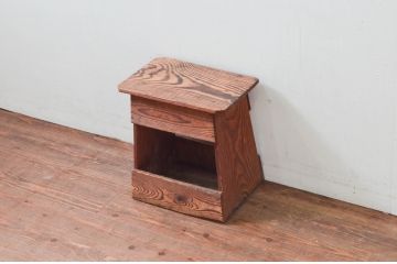 和製アンティーク　木味が趣あふれるシンプルなつくりの踏み台(ステップ、花台、飾り台、ディスプレイ雑貨)(R-077732)
