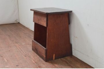 和製アンティーク　木味が趣あふれるシンプルなつくりの踏み台(ステップ、花台、飾り台、ディスプレイ雑貨)(R-077733)