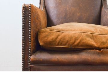 ジャンク品　フランスアンティーク　本革　朽ちた姿が芸術的なフレンチレザーソファ(クラブソファ、ラウンジソファ、一人掛けソファ、1P、アームソファ)(R-077747)