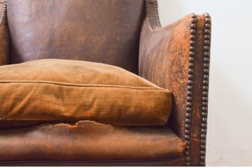 ジャンク品　フランスアンティーク　本革　朽ちた姿が芸術的なフレンチレザーソファ(クラブソファ、ラウンジソファ、一人掛けソファ、1P、アームソファ)(R-077747)