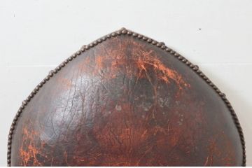 ジャンク品　フランスアンティーク　本革　ユニークなフォルムが魅力的!置くだけで絵になるフレンチレザーソファ(クラブソファ、ラウンジソファ、一人掛けソファ、1P、アームソファ)(R-077748)