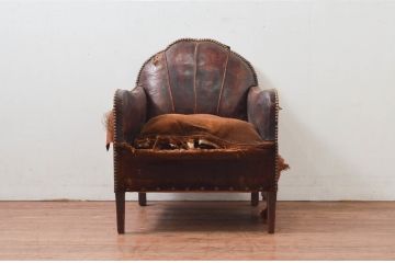 ジャンク品　フランスアンティーク　本革　シェルモチーフの背もたれが可愛らしいフレンチレザーソファ(シェルソファ、クラブソファ、ラウンジソファ、一人掛けソファ、1P、アームソファ)(R-077751)