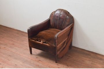ジャンク品　フランスアンティーク　本革　シェルモチーフの背もたれが可愛らしいフレンチレザーソファ(シェルソファ、クラブソファ、ラウンジソファ、一人掛けソファ、1P、アームソファ)(R-077751)