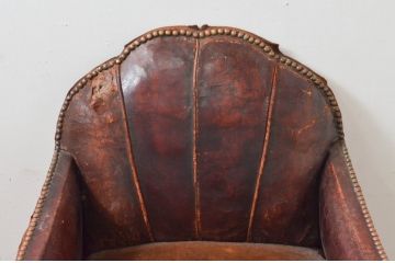 ジャンク品　フランスアンティーク　本革　シェルモチーフの背もたれが可愛らしいフレンチレザーソファ(シェルソファ、クラブソファ、ラウンジソファ、一人掛けソファ、1P、アームソファ)(R-077751)