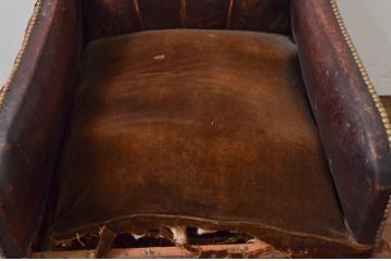 ジャンク品　フランスアンティーク　本革　シェルモチーフの背もたれが可愛らしいフレンチレザーソファ(シェルソファ、クラブソファ、ラウンジソファ、一人掛けソファ、1P、アームソファ)(R-077751)