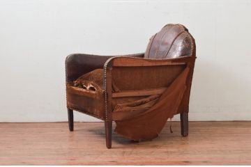 ジャンク品　フランスアンティーク　本革　シェルモチーフの背もたれが可愛らしいフレンチレザーソファ(シェルソファ、クラブソファ、ラウンジソファ、一人掛けソファ、1P、アームソファ)(R-077751)