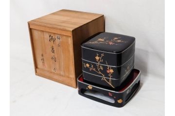 玉峰作　「梅花」　上品な梅の蒔絵が美しい御重箱&重台(木製、三段重箱、漆器、お重、共箱付き)(R-077753)