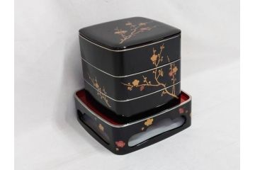 玉峰作　「梅花」　上品な梅の蒔絵が美しい御重箱&重台(木製、三段重箱、漆器、お重、共箱付き)(R-077753)
