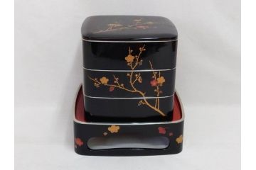 玉峰作　「梅花」　上品な梅の蒔絵が美しい御重箱&重台(木製、三段重箱、漆器、お重、共箱付き)(R-077753)