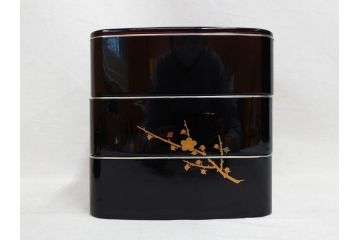 玉峰作　「梅花」　上品な梅の蒔絵が美しい御重箱&重台(木製、三段重箱、漆器、お重、共箱付き)(R-077753)