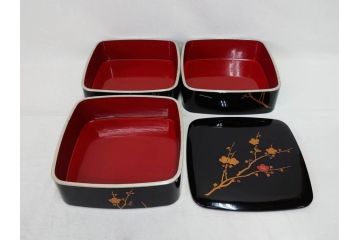 玉峰作　「梅花」　上品な梅の蒔絵が美しい御重箱&重台(木製、三段重箱、漆器、お重、共箱付き)(R-077753)