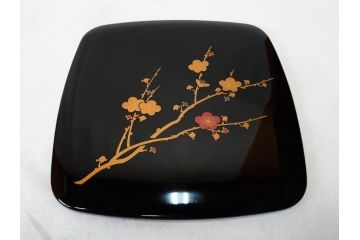 玉峰作　「梅花」　上品な梅の蒔絵が美しい御重箱&重台(木製、三段重箱、漆器、お重、共箱付き)(R-077753)