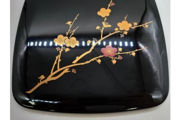 玉峰作　「梅花」　上品な梅の蒔絵が美しい御重箱&重台(木製、三段重箱、漆器、お重、共箱付き)(R-077753)