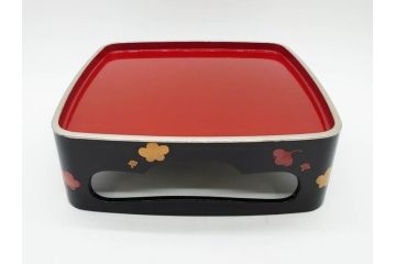 玉峰作　「梅花」　上品な梅の蒔絵が美しい御重箱&重台(木製、三段重箱、漆器、お重、共箱付き)(R-077753)