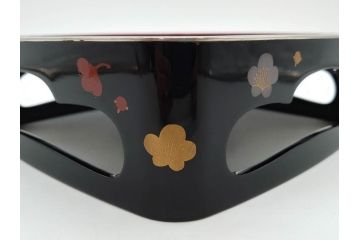 玉峰作　「梅花」　上品な梅の蒔絵が美しい御重箱&重台(木製、三段重箱、漆器、お重、共箱付き)(R-077753)