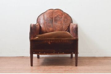 ジャンク品　フランスアンティーク　本革　シェルモチーフの背もたれが可愛らしいフレンチレザーソファ(シェルソファ、クラブソファ、ラウンジソファ、一人掛けソファ、1P、アームソファ)(R-077754)