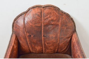 ジャンク品　フランスアンティーク　本革　シェルモチーフの背もたれが可愛らしいフレンチレザーソファ(シェルソファ、クラブソファ、ラウンジソファ、一人掛けソファ、1P、アームソファ)(R-077754)