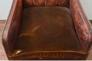 ジャンク品　フランスアンティーク　本革　シェルモチーフの背もたれが可愛らしいフレンチレザーソファ(シェルソファ、クラブソファ、ラウンジソファ、一人掛けソファ、1P、アームソファ)(R-077754)