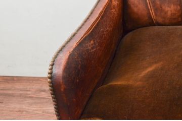 ジャンク品　フランスアンティーク　本革　シェルモチーフの背もたれが可愛らしいフレンチレザーソファ(シェルソファ、クラブソファ、ラウンジソファ、一人掛けソファ、1P、アームソファ)(R-077754)