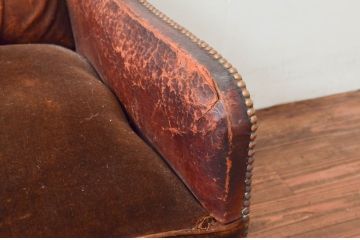 ジャンク品　フランスアンティーク　本革　シェルモチーフの背もたれが可愛らしいフレンチレザーソファ(シェルソファ、クラブソファ、ラウンジソファ、一人掛けソファ、1P、アームソファ)(R-077754)