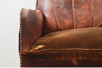 ジャンク品　フランスアンティーク　本革　シェルモチーフの背もたれが可愛らしいフレンチレザーソファ(シェルソファ、クラブソファ、ラウンジソファ、一人掛けソファ、1P、アームソファ)(R-077754)