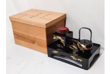 龍玉作　松竹梅の沈金彫が見事な御屠蘇器(鈴木孫次、蒔絵、漆器、木製、盃、杯、銚子、おとそ)(R-077755)